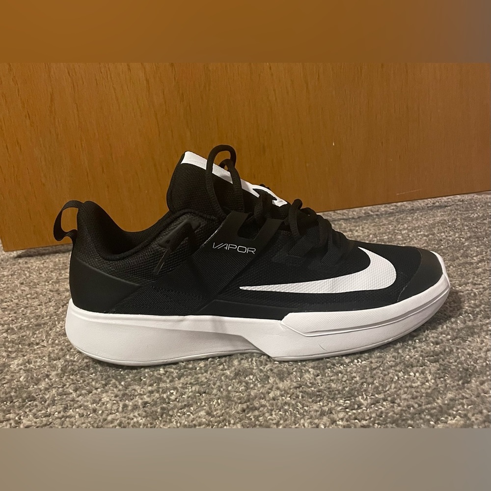Nike Men’s Vapor Lite HC Court shoes size 10.5. Brand new in box